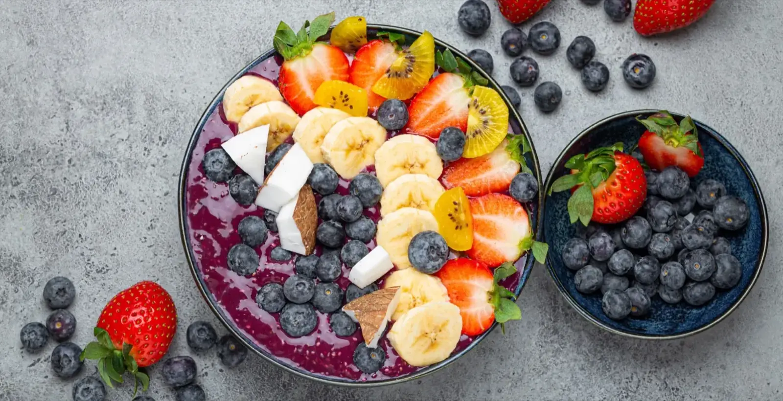 Açaí-Bowl mit Erdbeeren, Banane, Kiwi, Kokos und Heidelbeeren