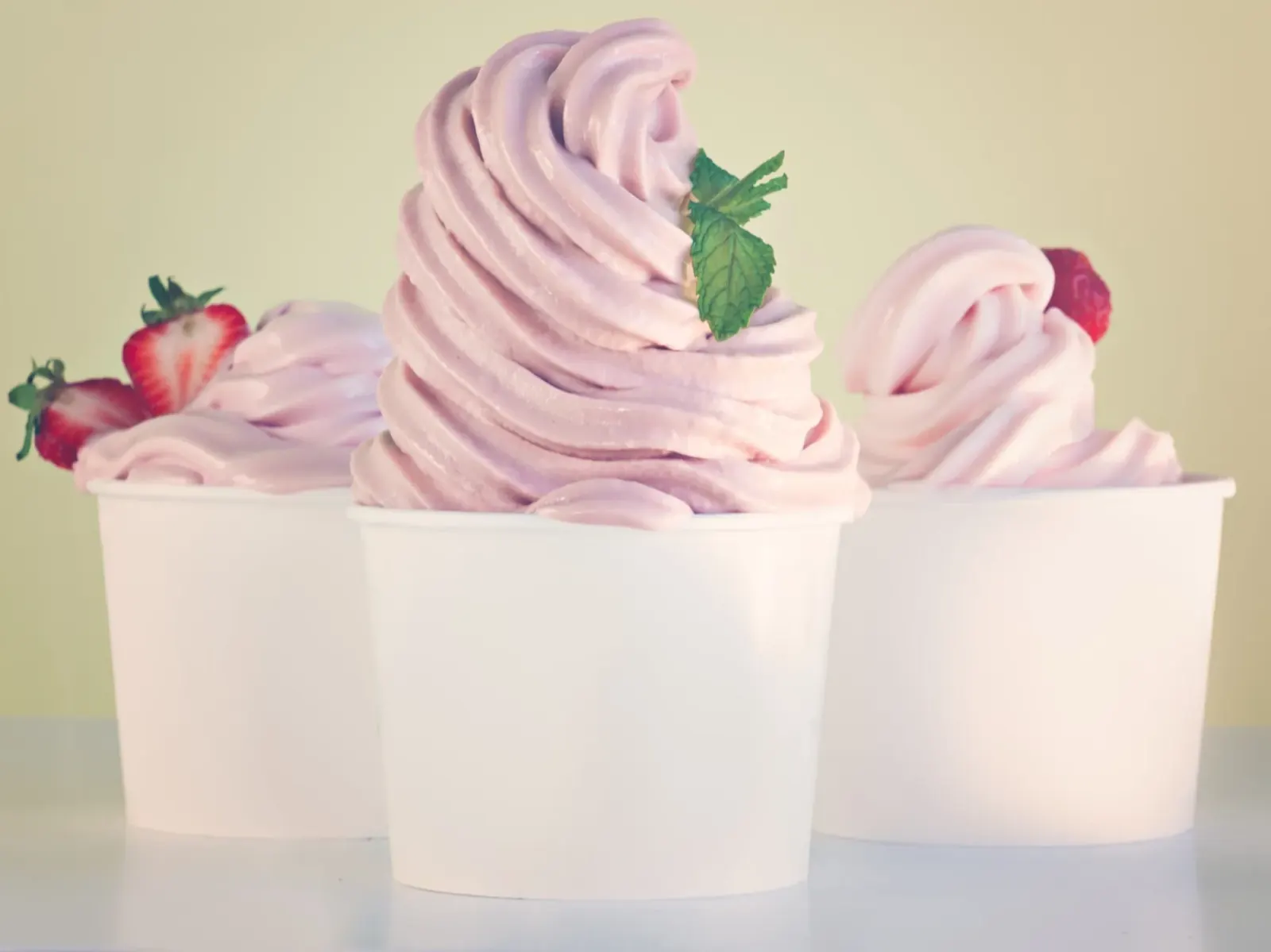Frozen Yoghurt mit roten und schwarzen Beeren in Nahaufnahme